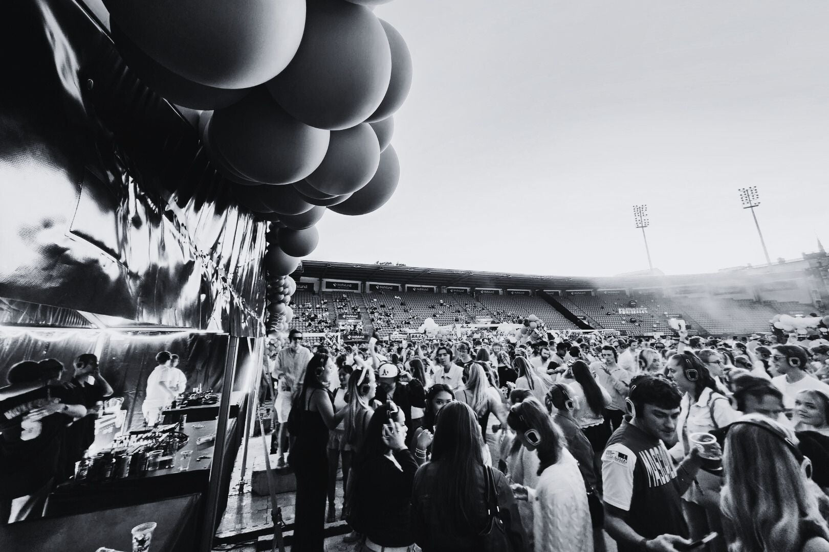 Hovland performing a set at Findings Festival 2025