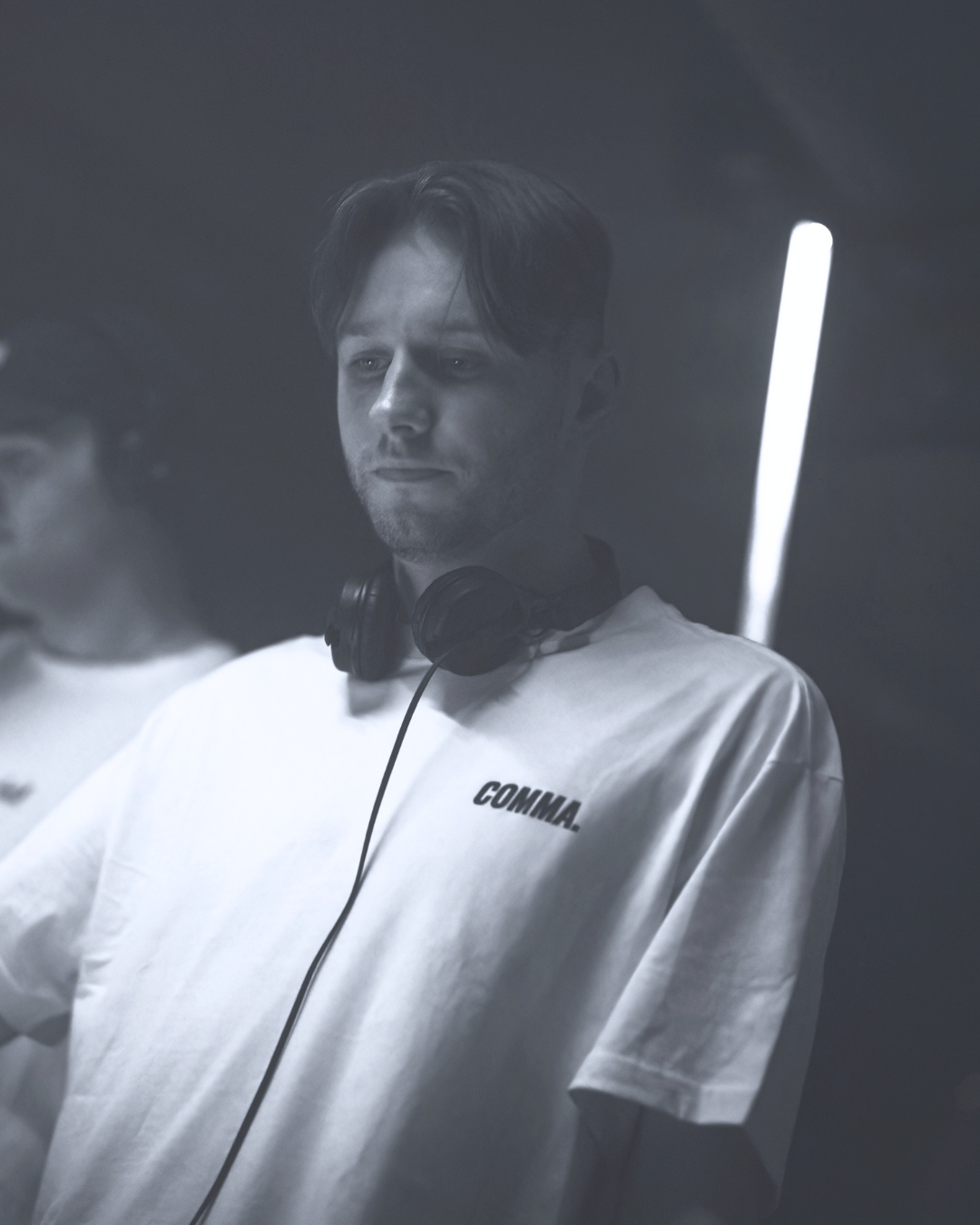 Hovland performing at Dogyard supporting Sebastien Leger wearing a COMMA. basic tee. Photo: Ortenheim